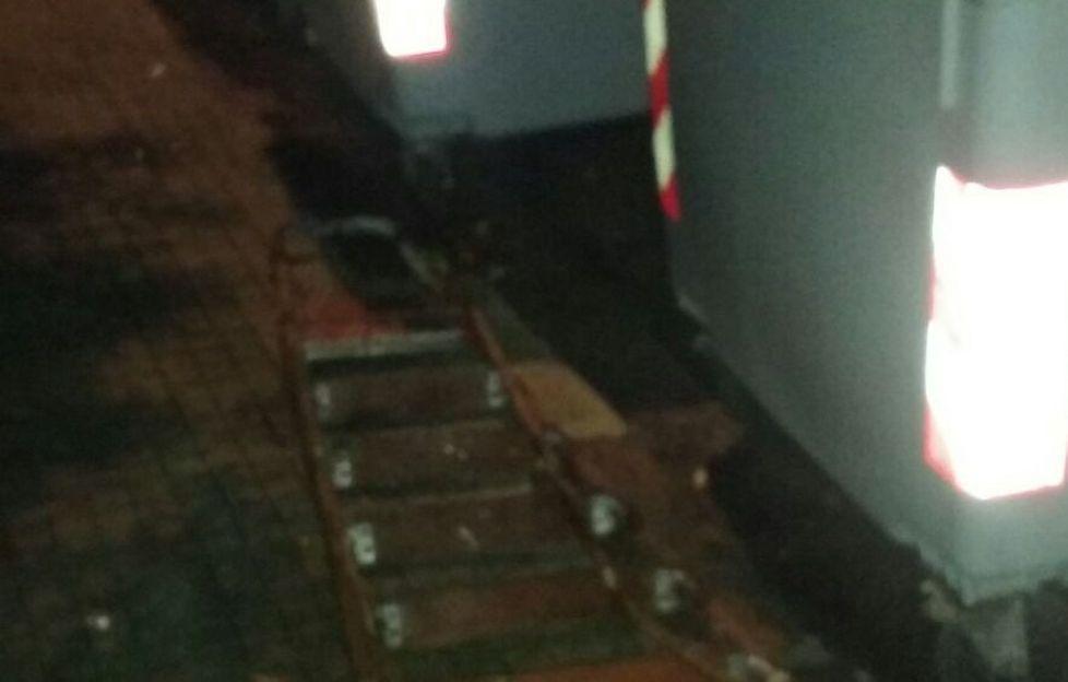 Sassari, inciampa in una scala abbandonata per strada: grave una donna 