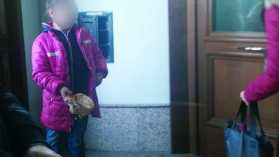 Sassari, accattonaggio con bimba di 10 anni: tre denunciati