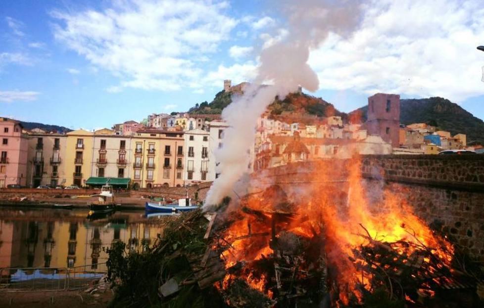 Fuochi di Sant’Antonio a Bosa: dalle ceneri rinasce il carnevale
