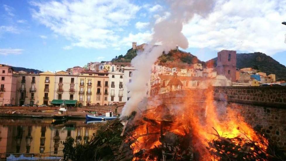 Fuochi di Sant’Antonio a Bosa: dalle ceneri rinasce il carnevale