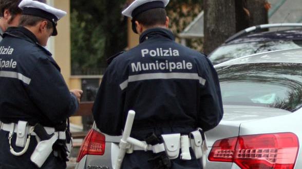 Bloccato da tre vigili prende a testate la vetrata