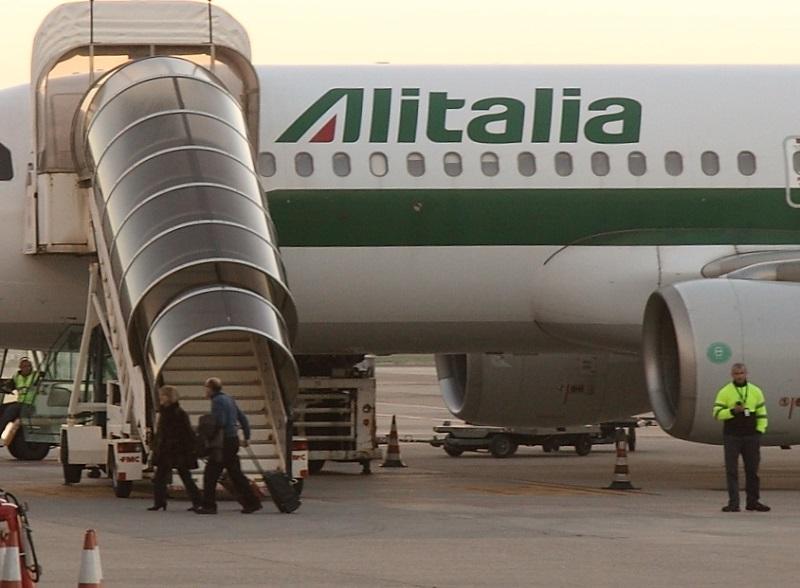 Trasporti aerei, Delrio proroga la continuità territoriale anche per Alghero e Olbia