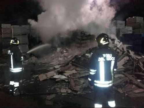 Incendio distrugge cinquanta pallet di ceramiche