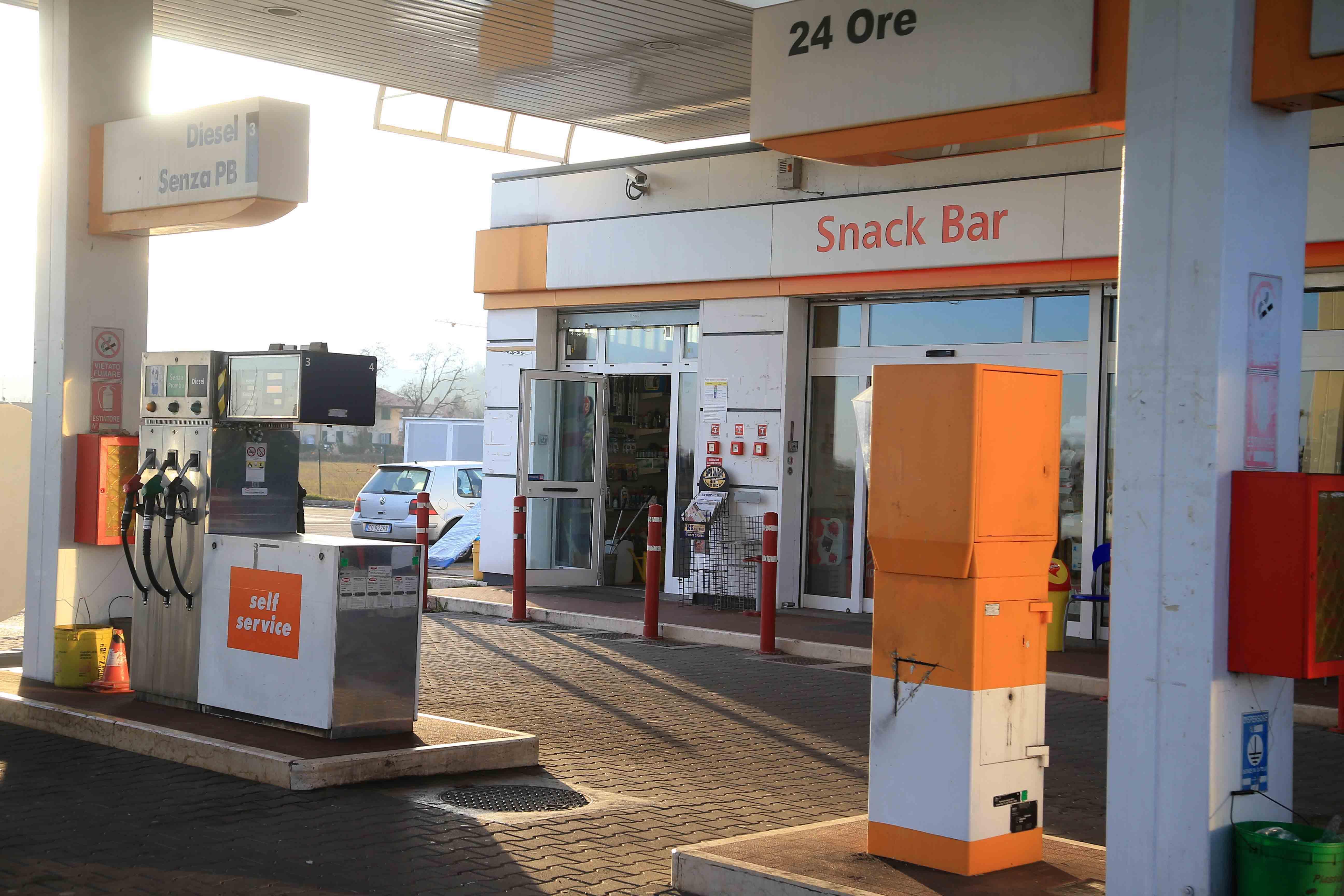 Furto alla pompa di benzina, rubati oltre 2mila euro
