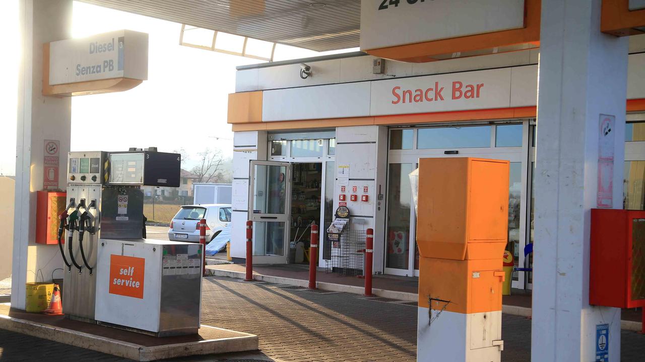 Furto alla pompa di benzina, rubati oltre 2mila euro