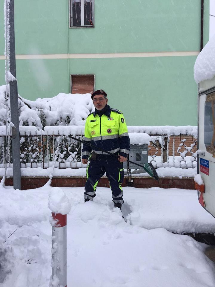 Uno dei volontari della Protezione civile di Modena in azione tra le neve