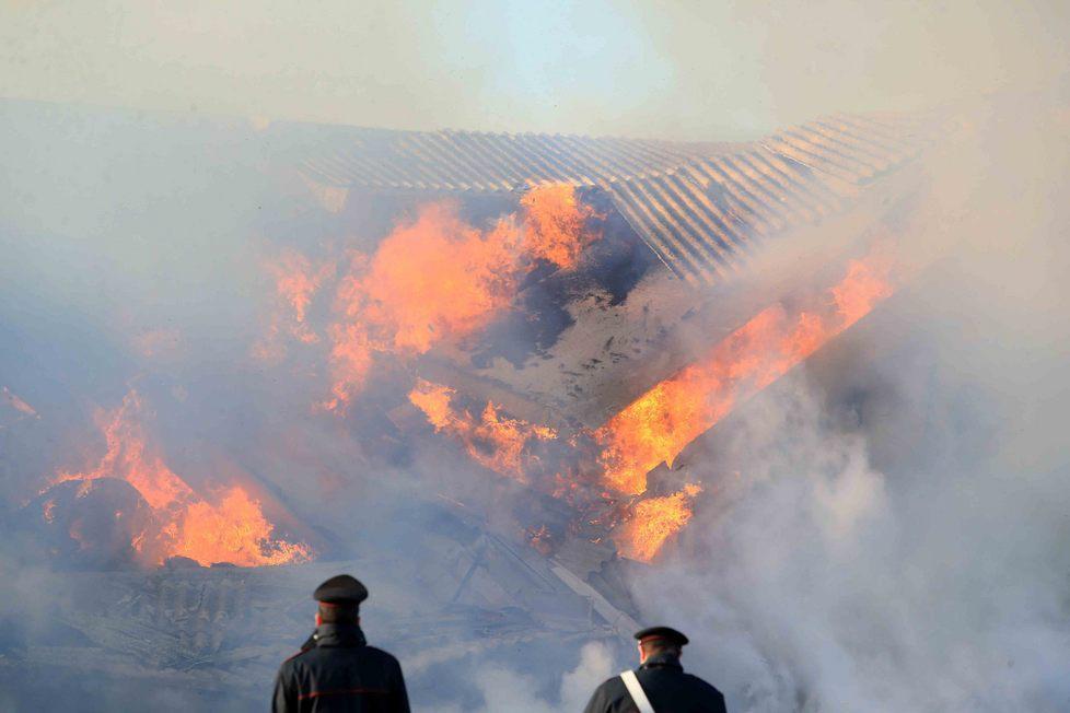 Violento incendio a Cadelbosco Sopra, fienile distrutto dalle fiamme 