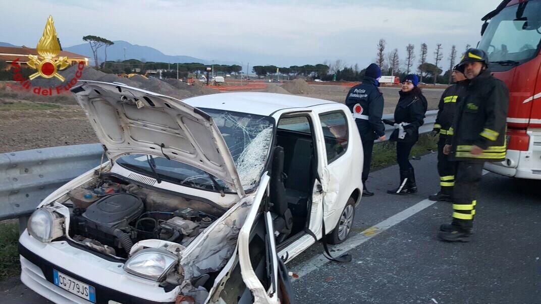 L'auto danneggiata dopo l'incidente a Migliarino