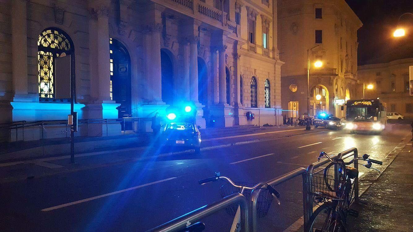 La polizia davanti alle poiste di via Cairoli 