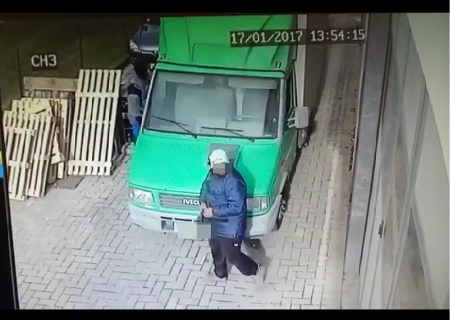 Un’immagine ripresa dalle telecamere della pizzeria in occasione dell'ultimo furto