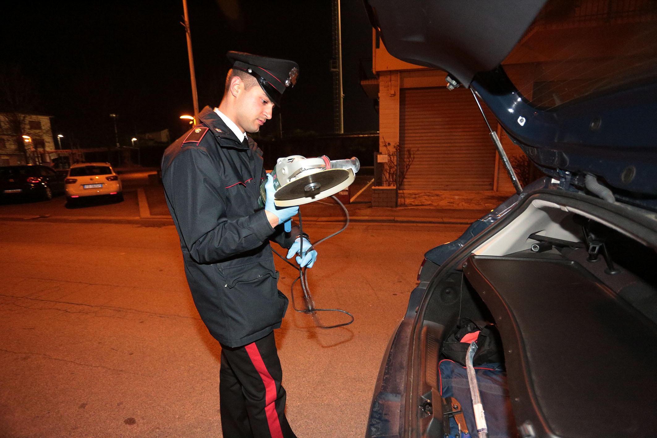 Un carabiniere con uno degli attrezzi trovati nell'abitazione di via Giusti per il furto del 16 dicembre 