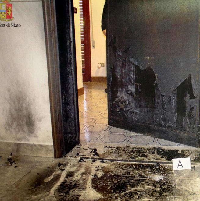 La porta dell’appartamento annerita dall’incendio