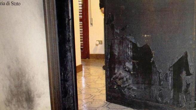 La porta dell’appartamento annerita dall’incendio