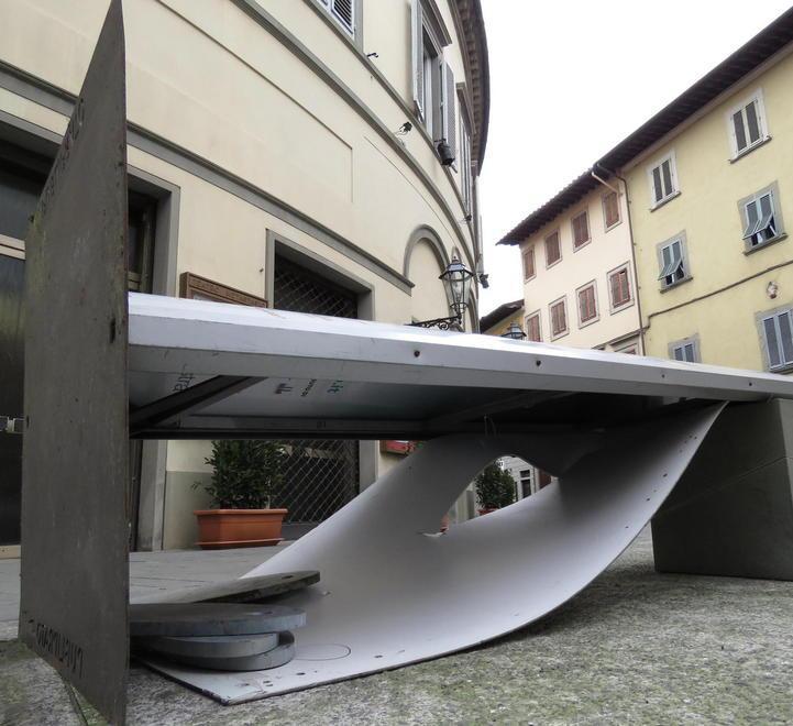 Giù il totem davanti al Met