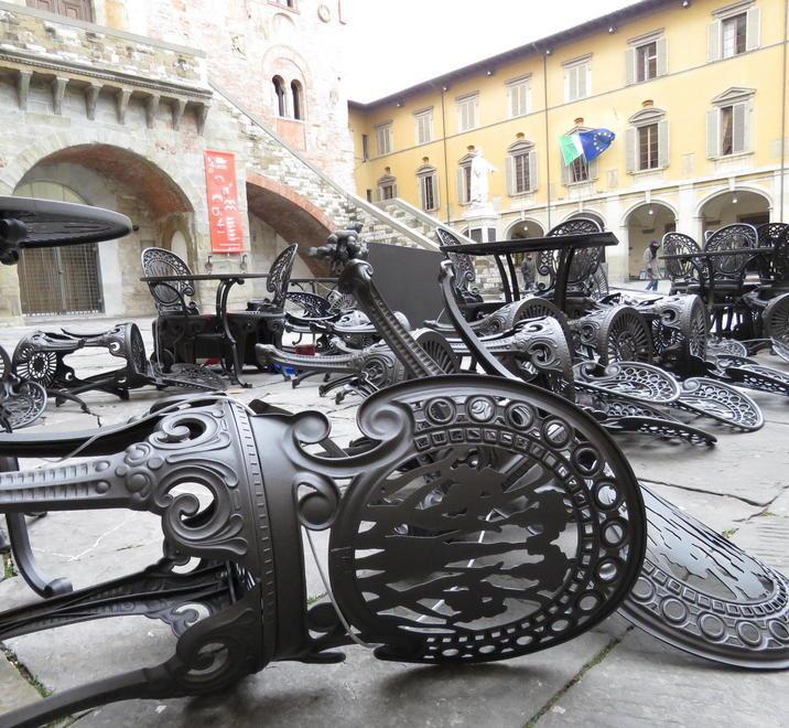 Sedie, tutte giù per terra