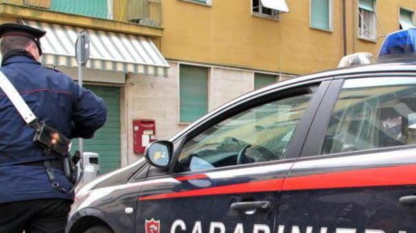 Molesta la sua ex e le imbratta l’auto con la vernice rossa