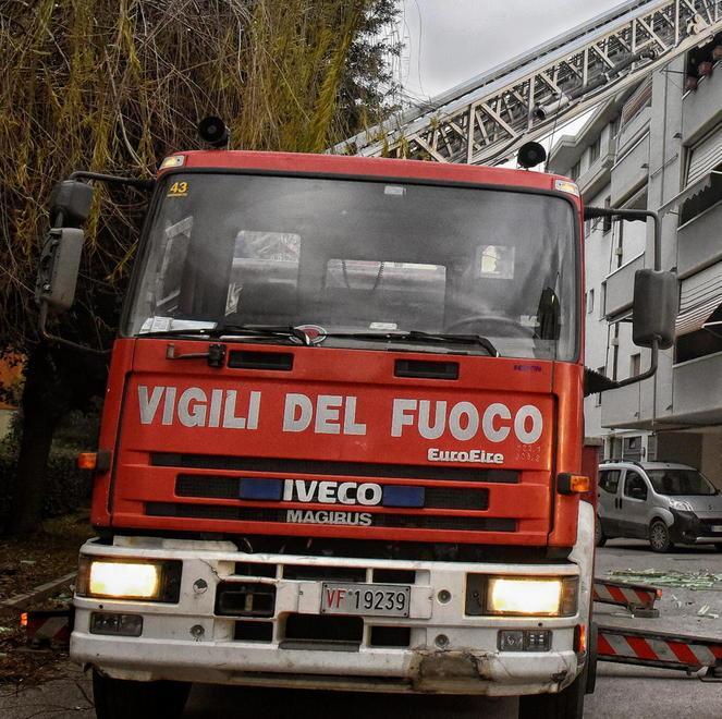 Pali pericolanti, tegole e insegne in bilico e allarme nei centri storici della provincia