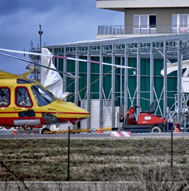 Il Grecale si mangia l’hangar di Pegaso Via chiusa al traffico 