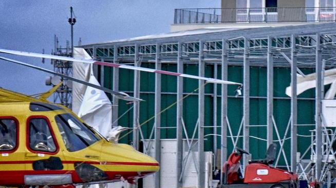 Il Grecale si mangia l’hangar di Pegaso Via chiusa al traffico