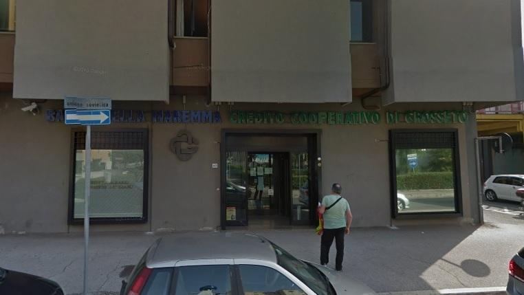 Rapinano la filiale di banca Tema con le pistole e il volto coperto 
