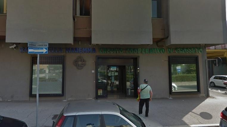 Rapinano la filiale di banca Tema con le pistole e il volto coperto