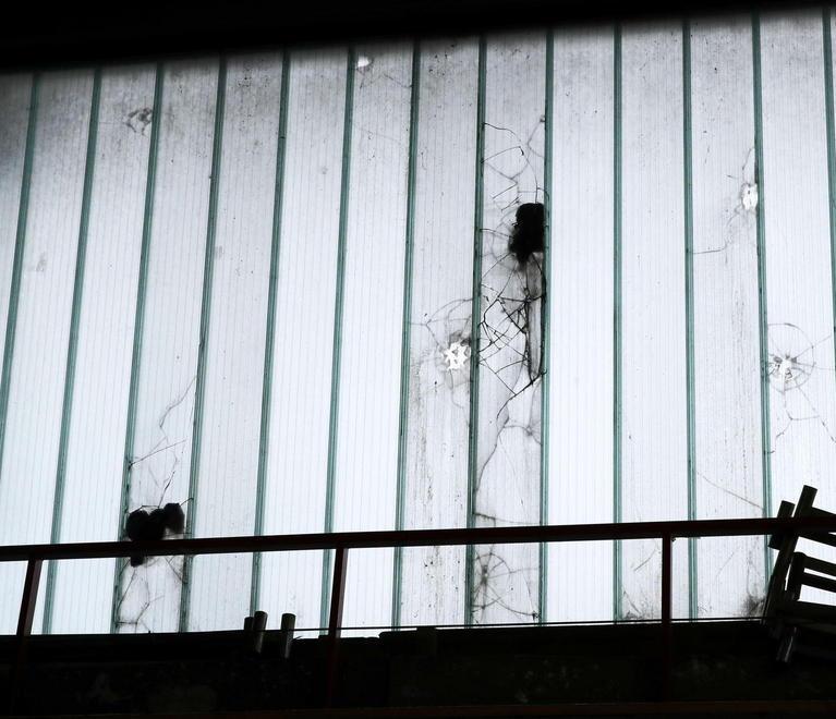 Nel palasport ci piove e le vetrate sono rotte