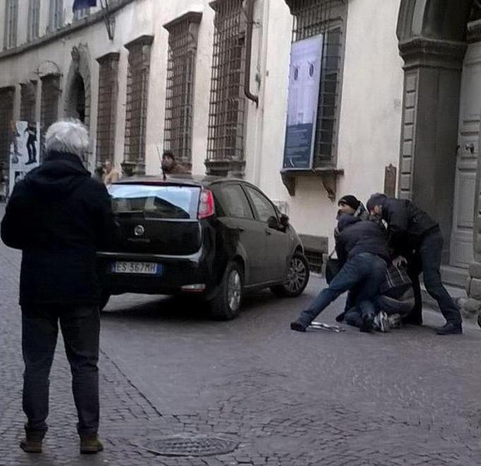 Caos e urla in Fillungo fermato un abusivo