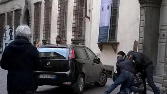 Caos e urla in Fillungo fermato un abusivo