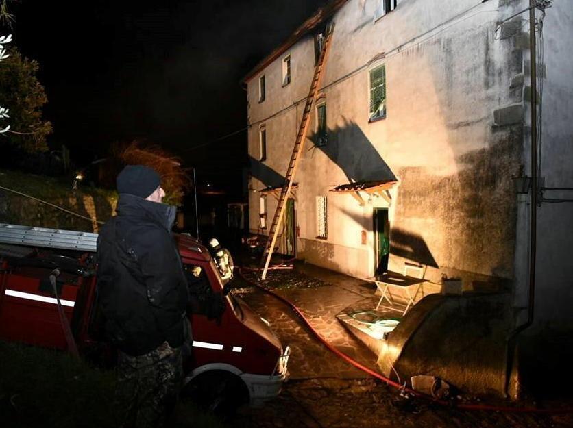 Tre feriti nell’incendio di un appartamento 