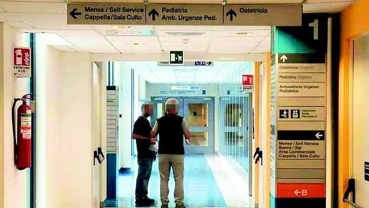 Tbc in ostetricia, ira dei familiari «Pronti ad andare in tribunale»