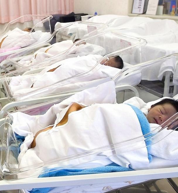 Alghero, più morti che nati: calo demografico in una città sempre più vecchia 
