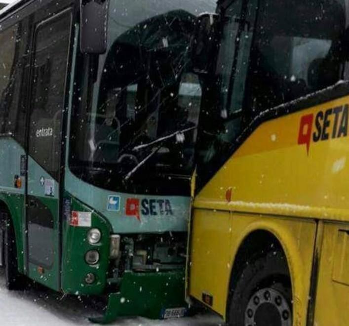 Montecreto, due corriere si scontrano