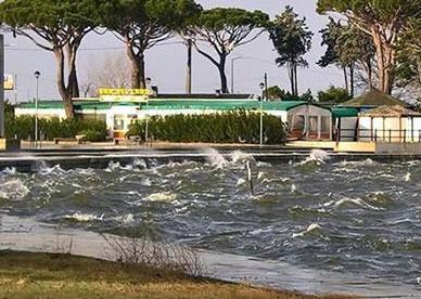 Mare mosso e pescatori in porto