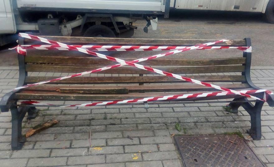 Panchina distrutta a calci da due giovani vandali 