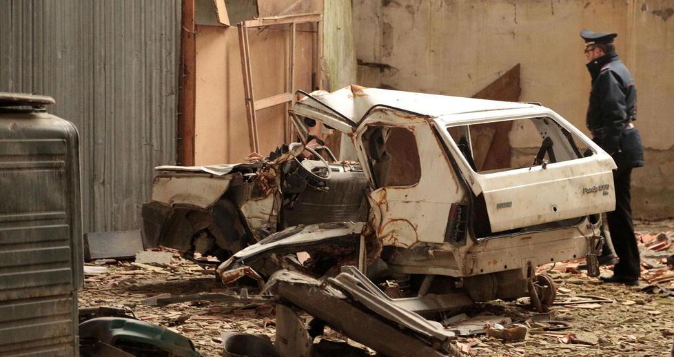 Un'auto abbandonata nell'ex fabbrica (Foto Agenzia Carlo Sestini)