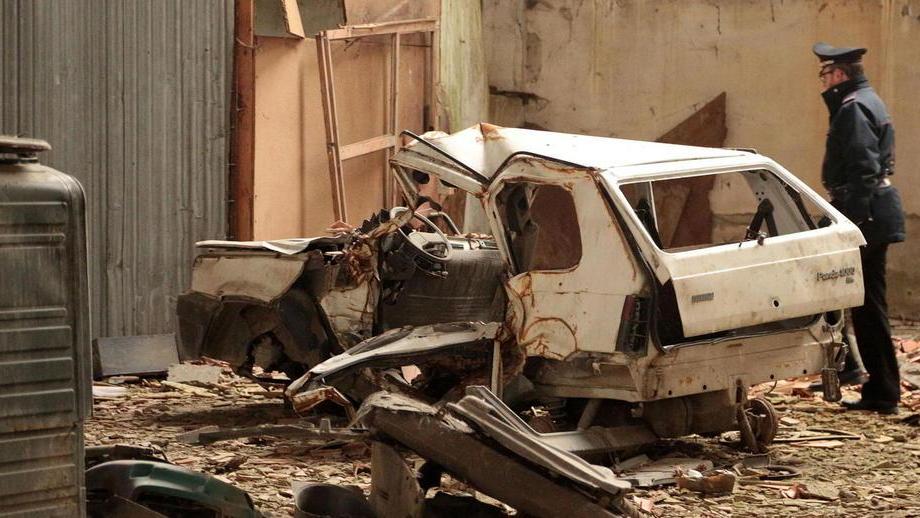 Un'auto abbandonata nell'ex fabbrica (Foto Agenzia Carlo Sestini)