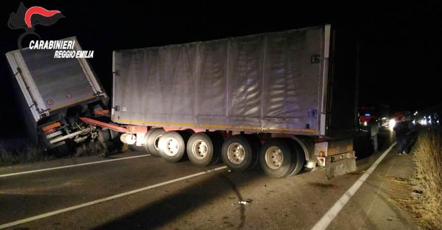 Camion fuori strada a Gualtieri, bloccata la variante R62