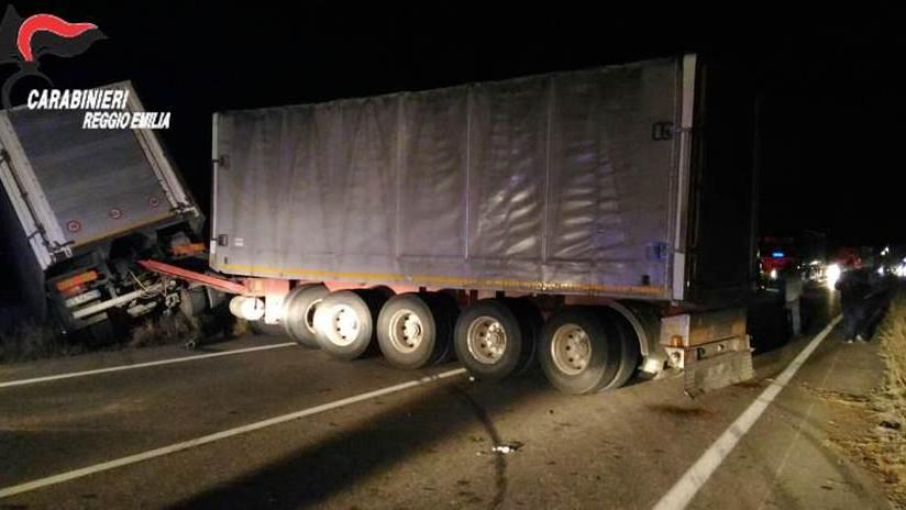 Camion fuori strada a Gualtieri, bloccata la variante R62