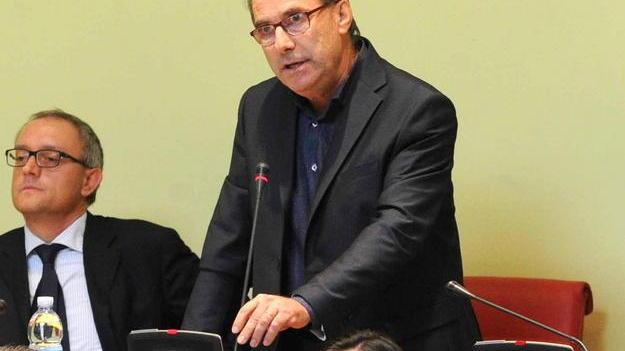 l sindaco di Quarrata Marco Mazzanti durante un consiglio comunale (foto Lorenzo Gori)