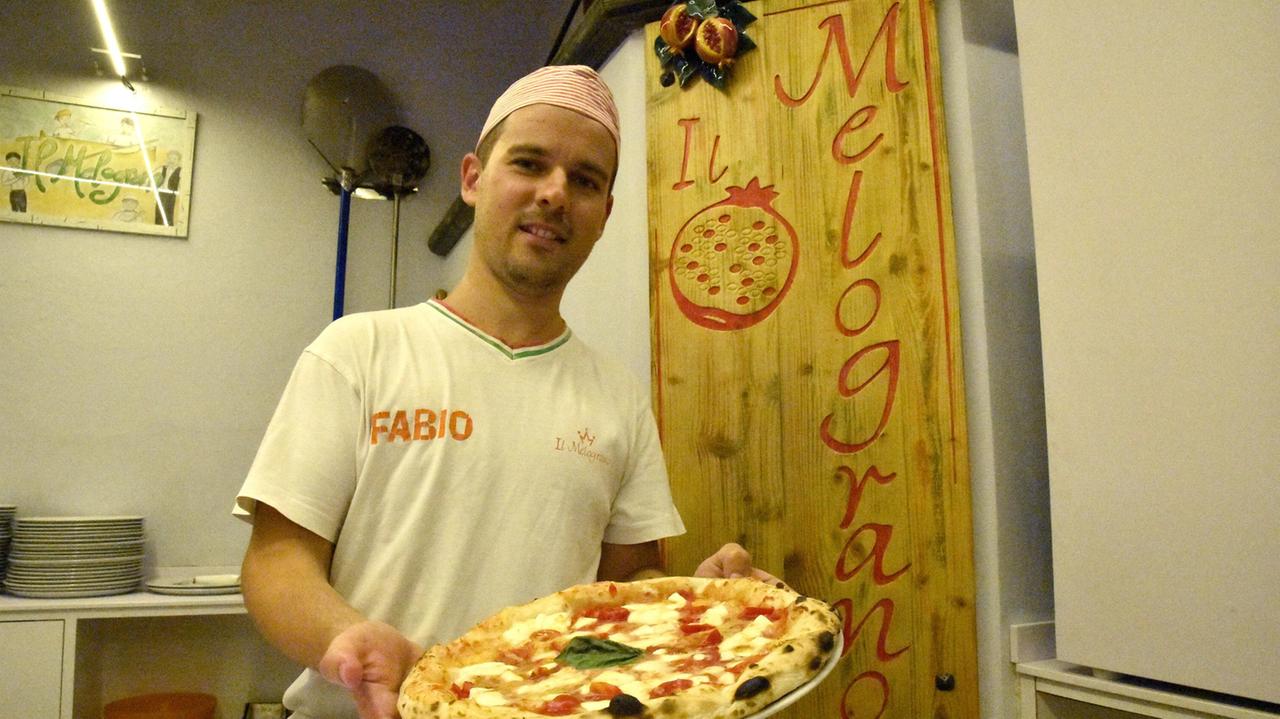 Un pizzaiolo al lavoro (archivio)
