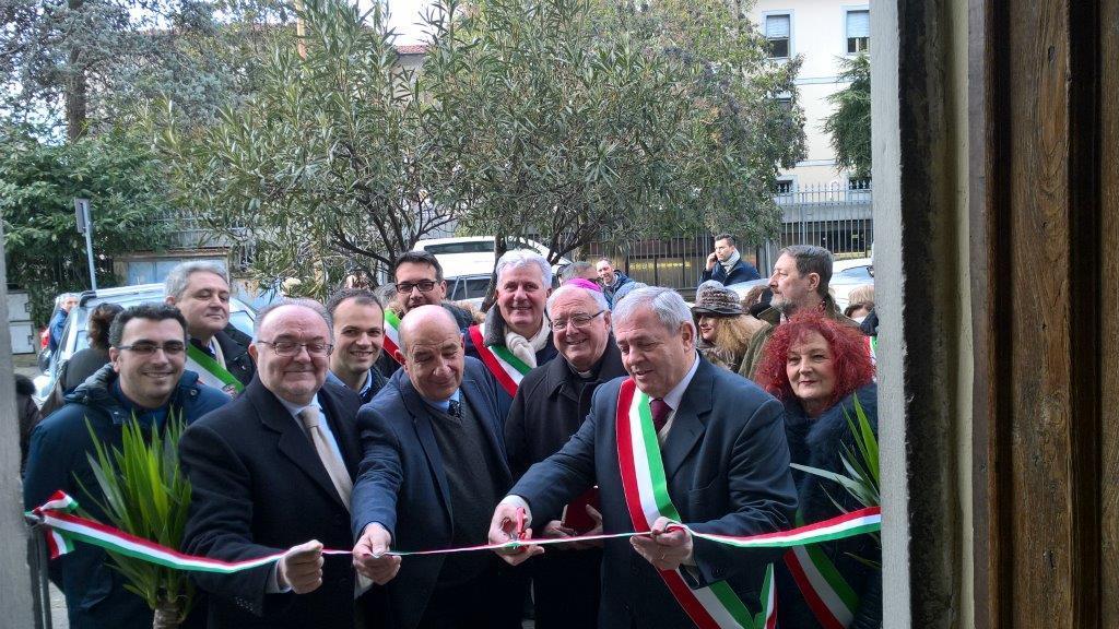 Il momento del taglio del nastro per l'inaugurazione