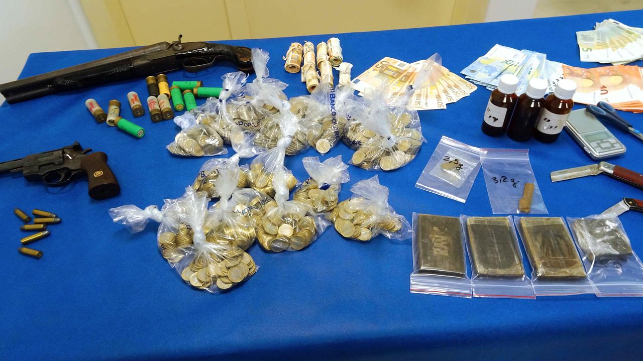 Le armi e la droga sequestrate (foto Gori)