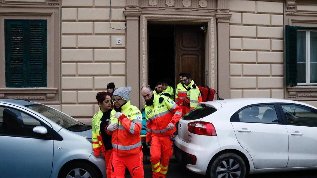 Morto a 44 anni davanti alla figlia, la moglie: «Non lo trovavo da ore»