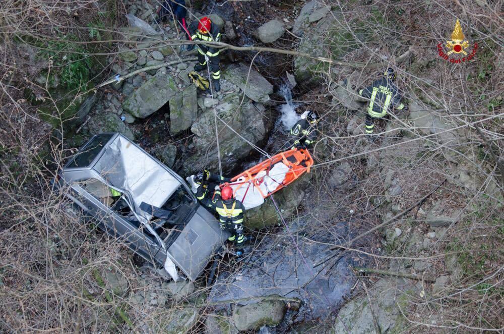 L'auto nel burrone nella foto dei vigili del fuoco