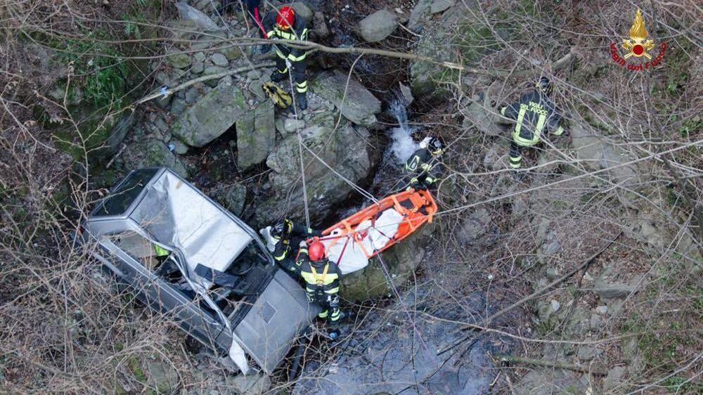 L'auto nel burrone nella foto dei vigili del fuoco