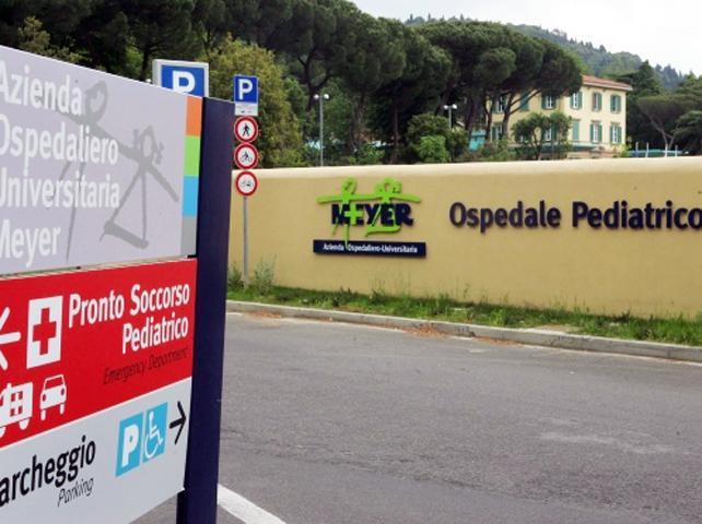 Bambino di 20 mesi investito da un'auto che fa retromarcia: è grave