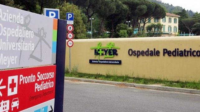 Bambino di 20 mesi investito da un'auto che fa retromarcia: è grave