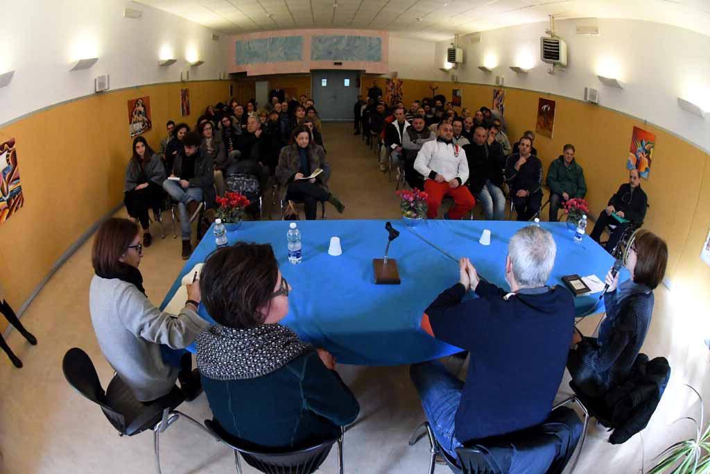 Un momento dell'incontro tra lo scrittore e i detenuti nel carcere di Massa