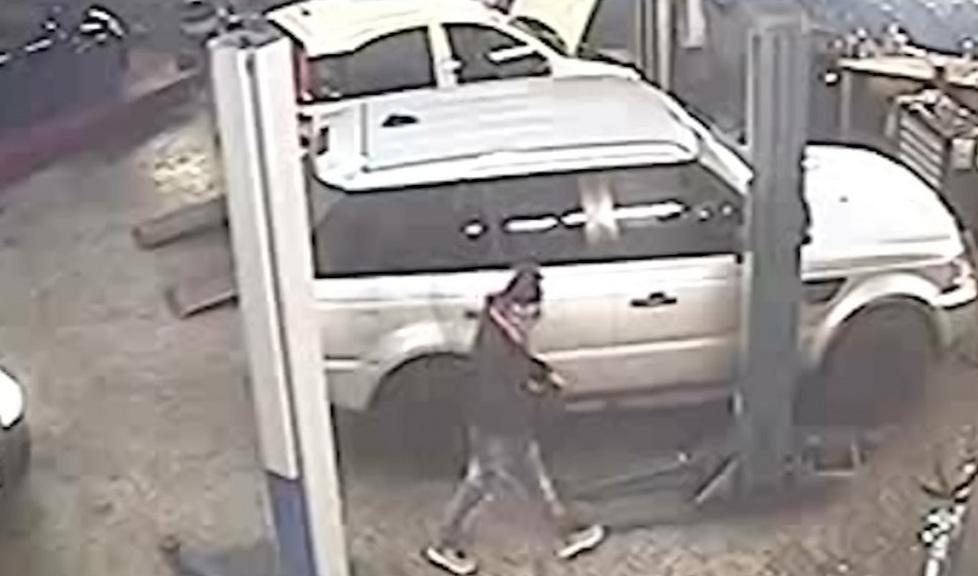 Modena, rubano un’auto e svaligiano l’officina alla Sacca