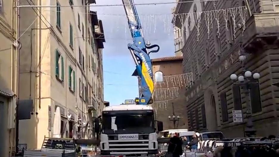 Grondaia pericolante per le forti raffiche